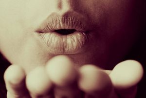 Lee más sobre el artículo El beso que rompe el silencio.