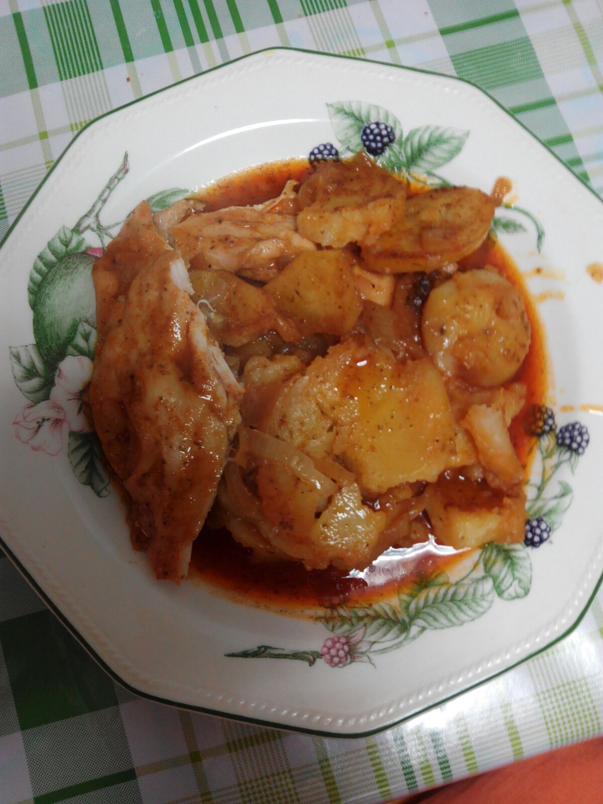 Lee más sobre el artículo PECHUGA HORNEADA CON PAPAS PANADERAS Y SALSA